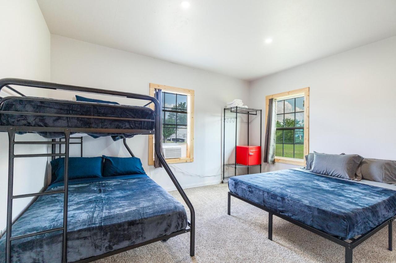 Old Texas Bunkhouse Hostel Wills Point Room photo